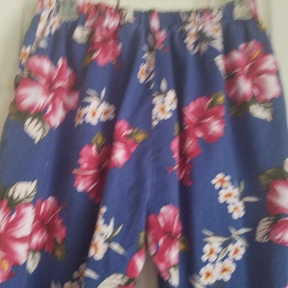 Oleg Cassini Blue Capris with Pink Hibiscus Flowers Size Med - Picture 6 of 7
